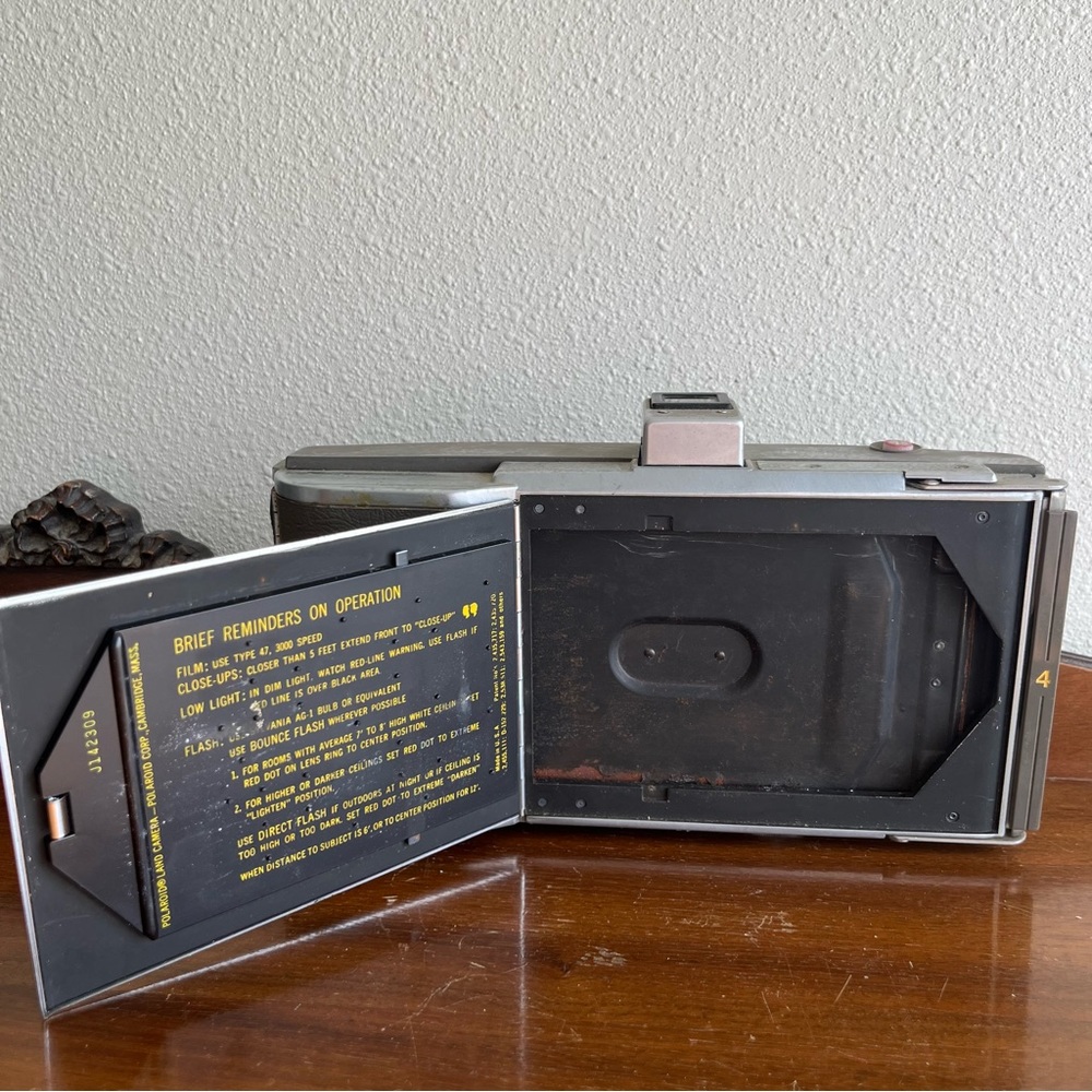 vintage polaroid land camera model J66 - Picture 8 of 14